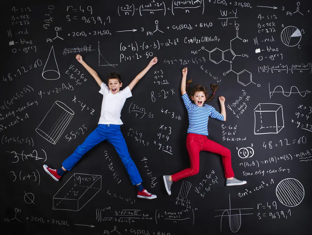 Kadıköy matematik kursu - Öğrenciler matematik dersi çalışırken